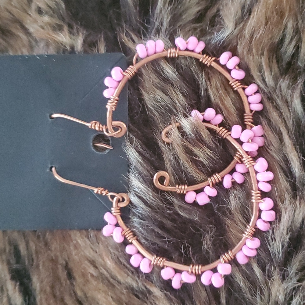 💛THANDMADE HANDCRAFTED EARRINGS LARGE OREM BARBWIRE HOOPS WITH PINK BEADS